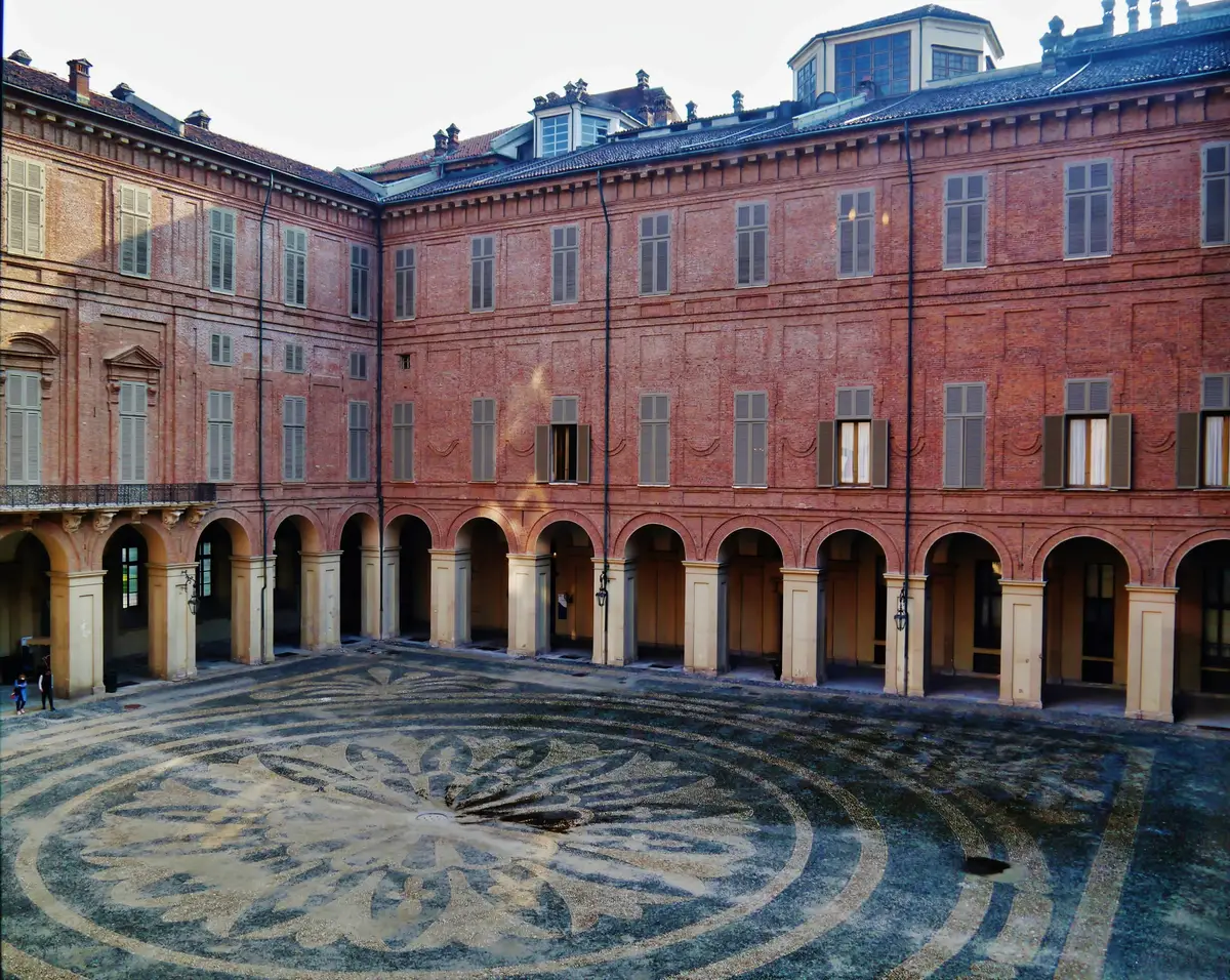 The inner courtyard of the Royal Palace of Turin: arcades around a paved court.